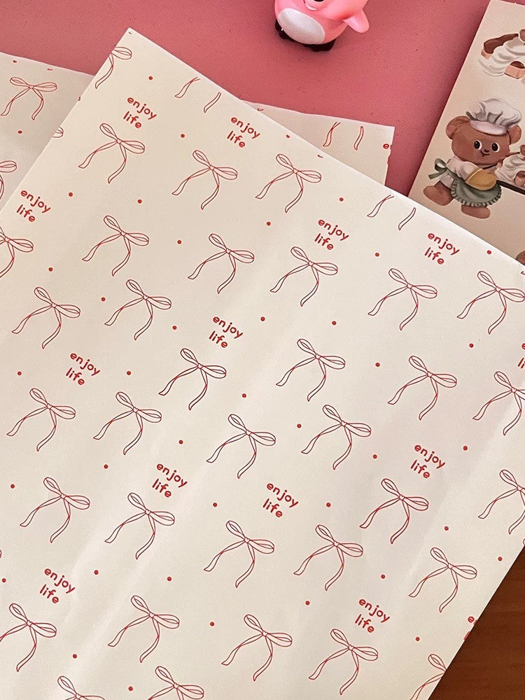 Ästhetische Geschenktüten aus Kraftpapier mit roter Schleife und dem Aufdruck „Enjoy Life“ | Flache Einkaufstüten im INS-Stil für Boutiquen