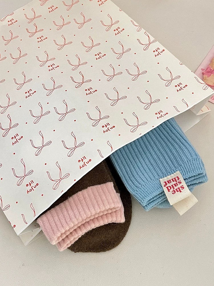 Ästhetische Geschenktüten aus Kraftpapier mit roter Schleife und dem Aufdruck „Enjoy Life“ | Flache Einkaufstüten im INS-Stil für Boutiquen