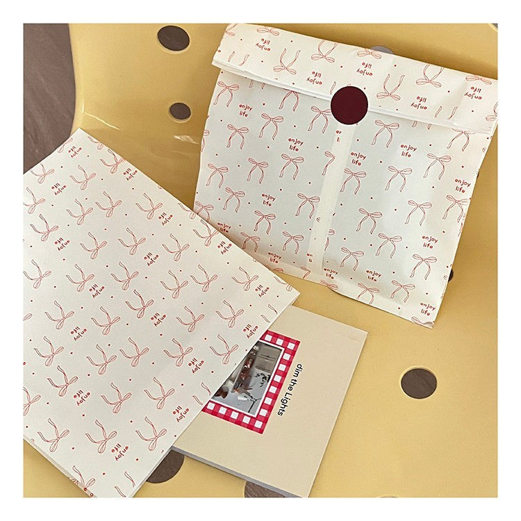 Ästhetische Geschenktüten aus Kraftpapier mit roter Schleife und dem Aufdruck „Enjoy Life“ | Flache Einkaufstüten im INS-Stil für Boutiquen