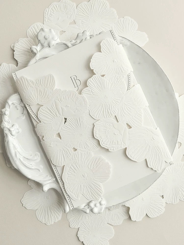 エンボス加工の白い結婚式招待状セット