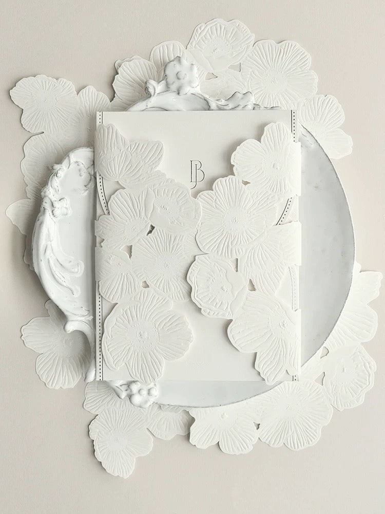 エンボス加工の白い結婚式招待状セット