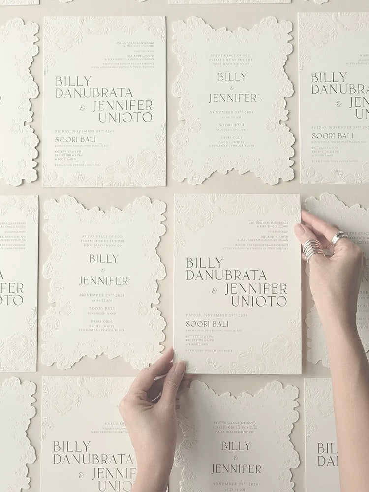 エンボス加工の白い結婚式招待状セット