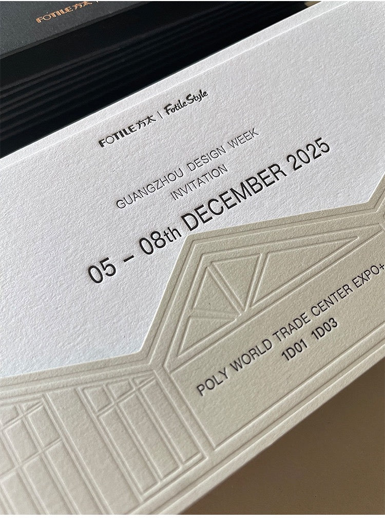 エンボス加工の白い結婚式招待状セット