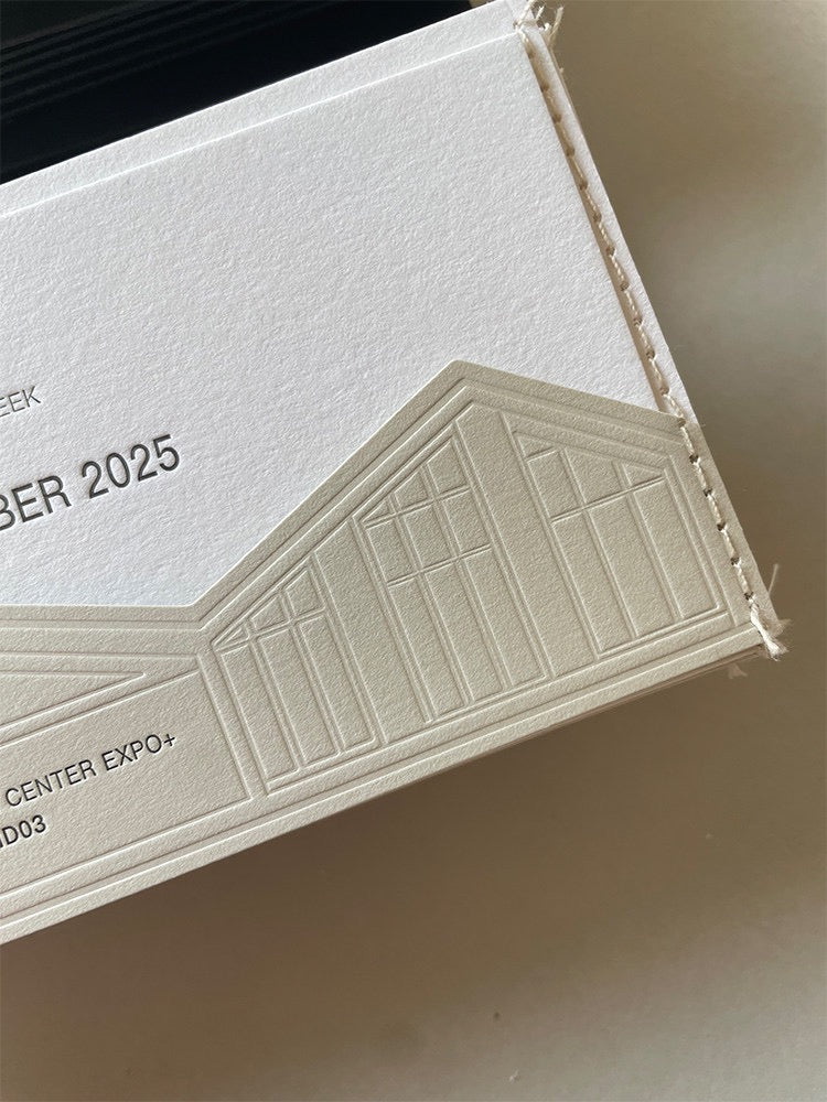 エンボス加工の白い結婚式招待状セット