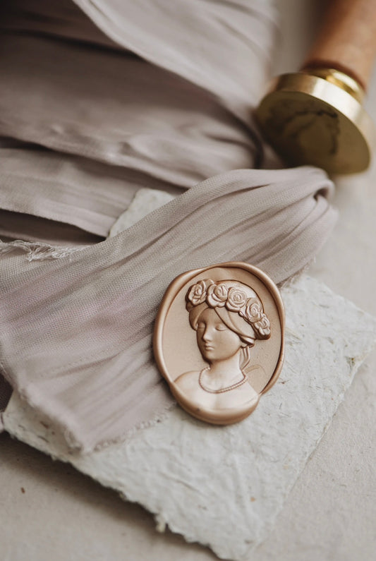 乙女の祈りのワックスシールスタンプ – 花輪と真珠のネックレスをつけた優雅な少女